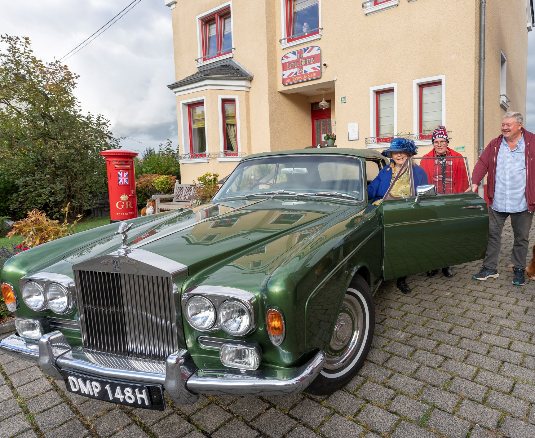 Der Rolls Royce wird von den Clubmitgliedern bestaunt. Foto: Creative picture/ W. Lamberz
