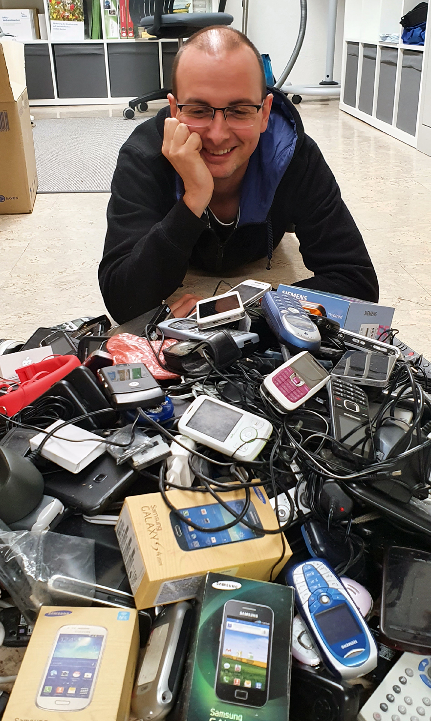 Bufti Markus Landsberg freut sich beim Nabu-Weserbergland über die große Handyspende. Foto: Britta Raabe/Nabu