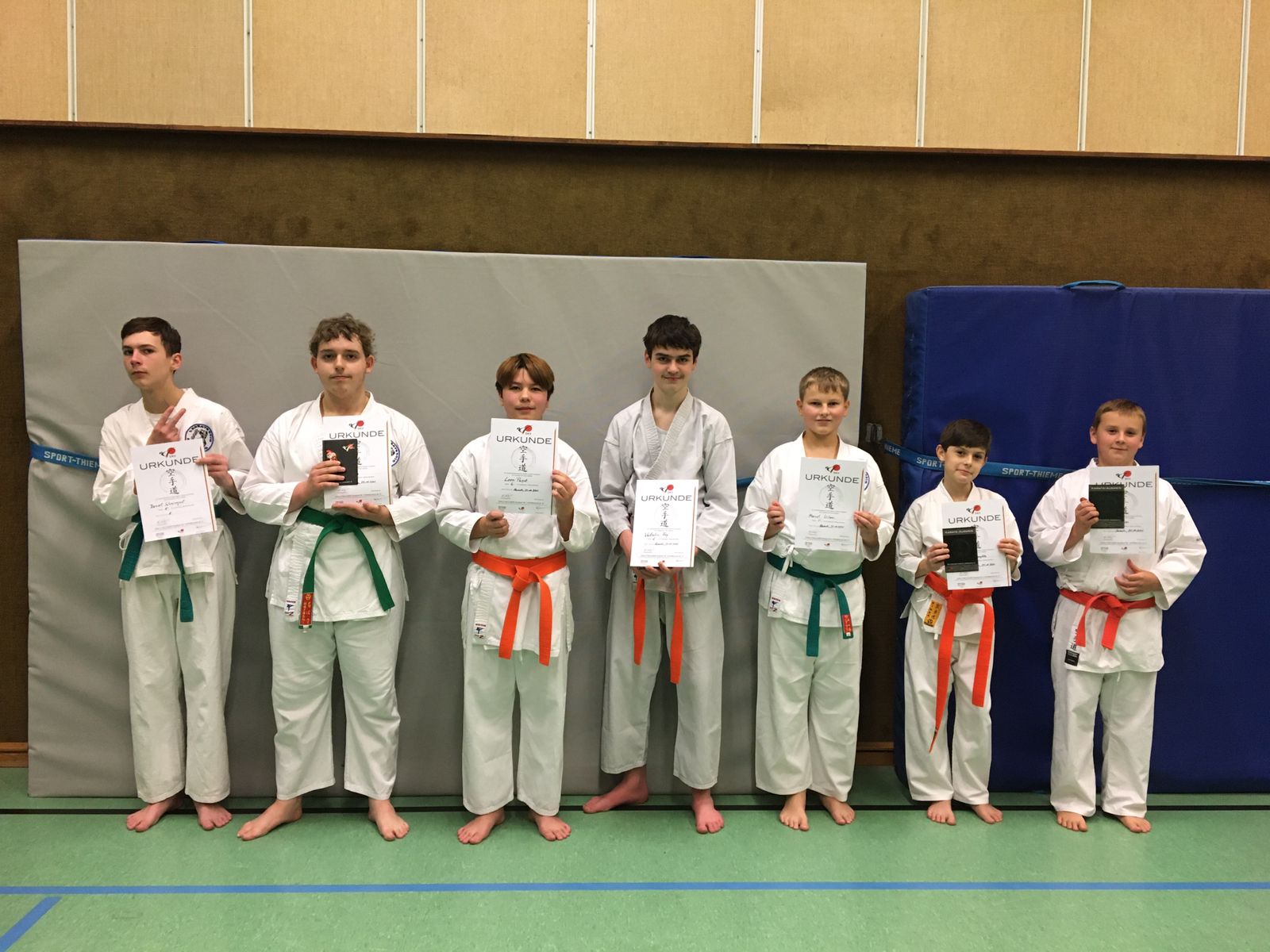 Ihren grünen oder blauen Gurt erwarben diese Jugendlichen vom Karate Dojo Hameln. Foto: Katja Rädecker