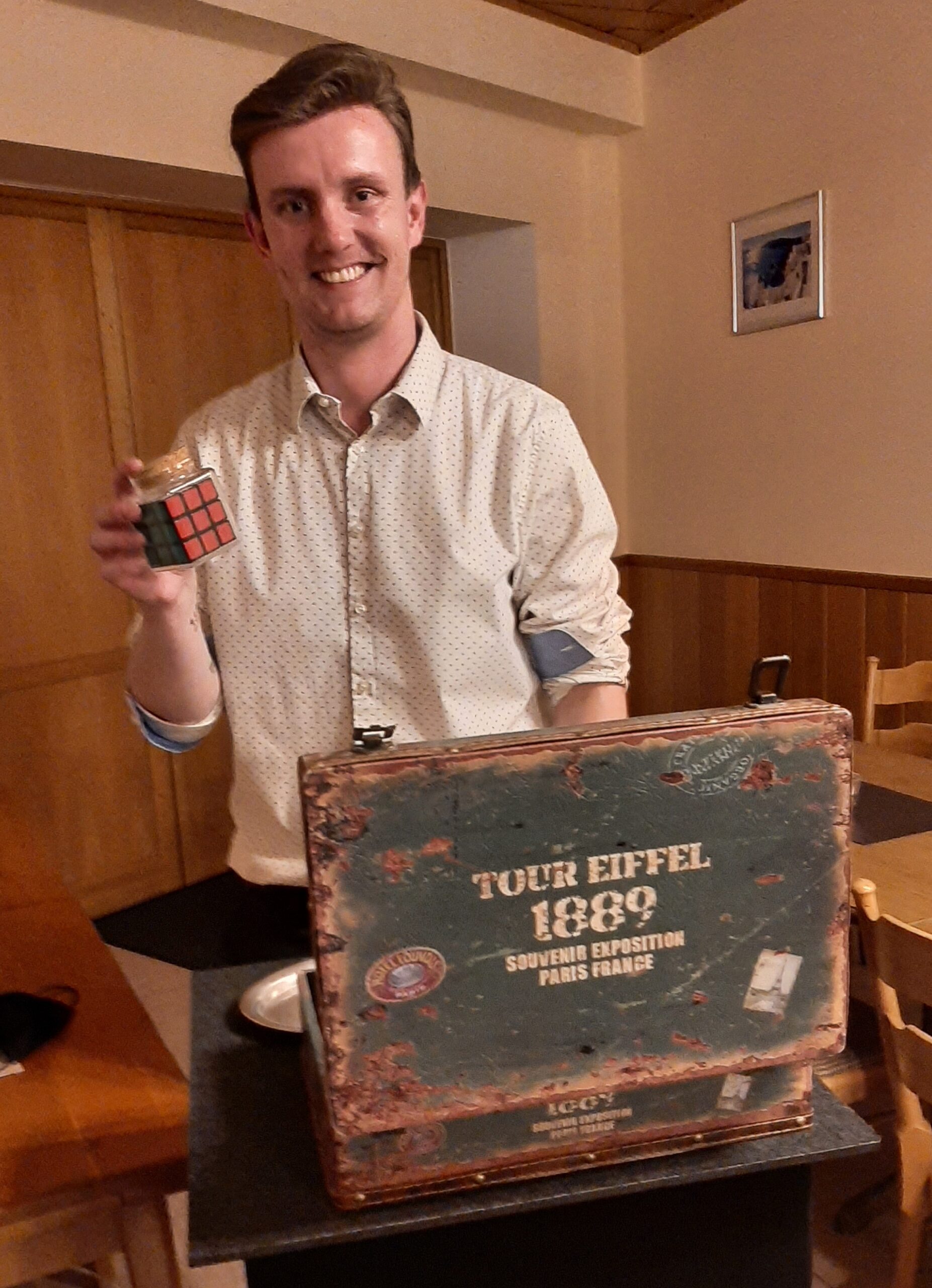 Jan Phillip Lehmker und sein Zauberkasten bei den Landfrauen Springe in Lüdersen. Foto: pr