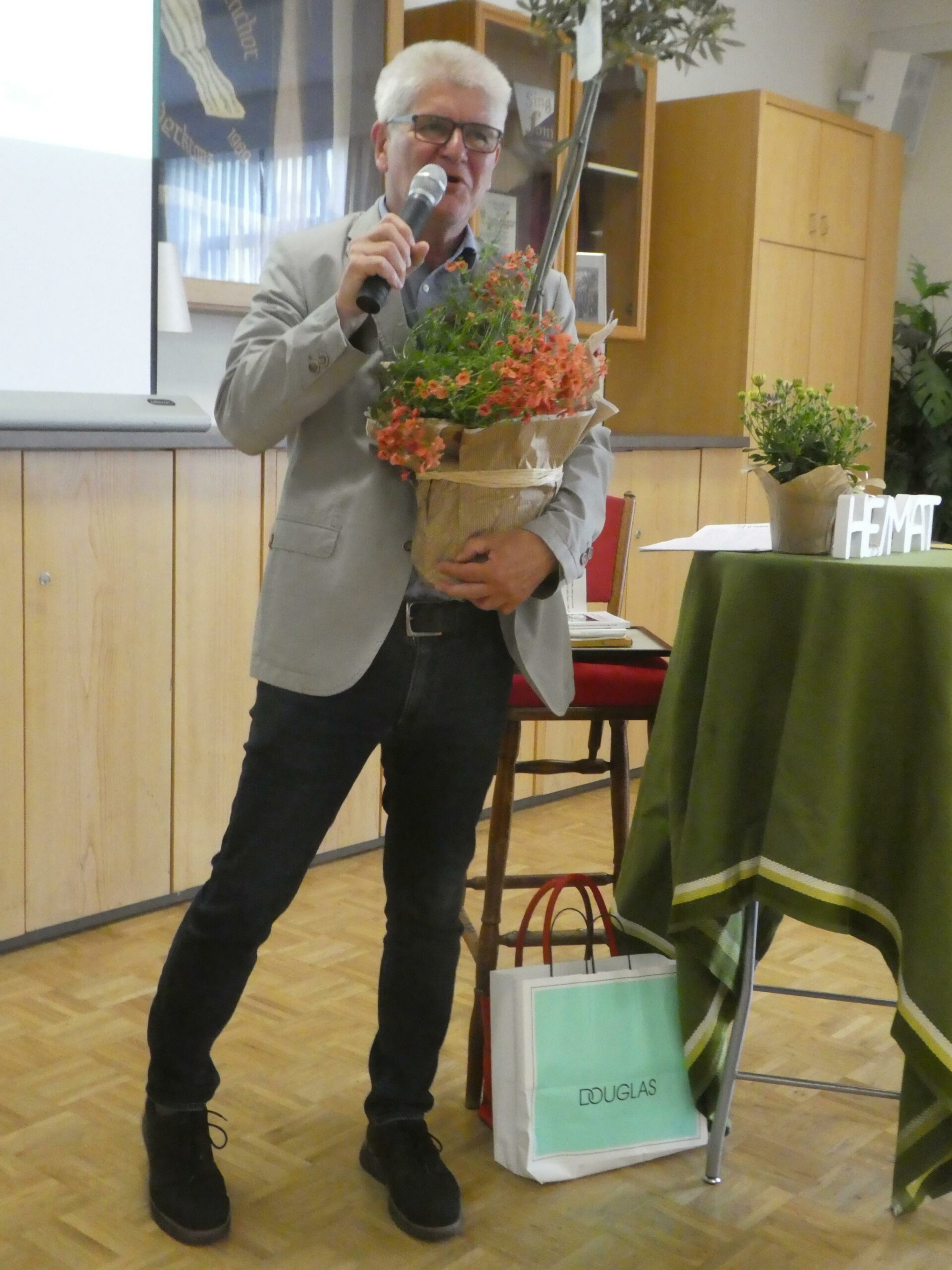 Kassenwart Schlüter wurde vom Heimatbund Bad Pyrmont gedankt. Foto: pr