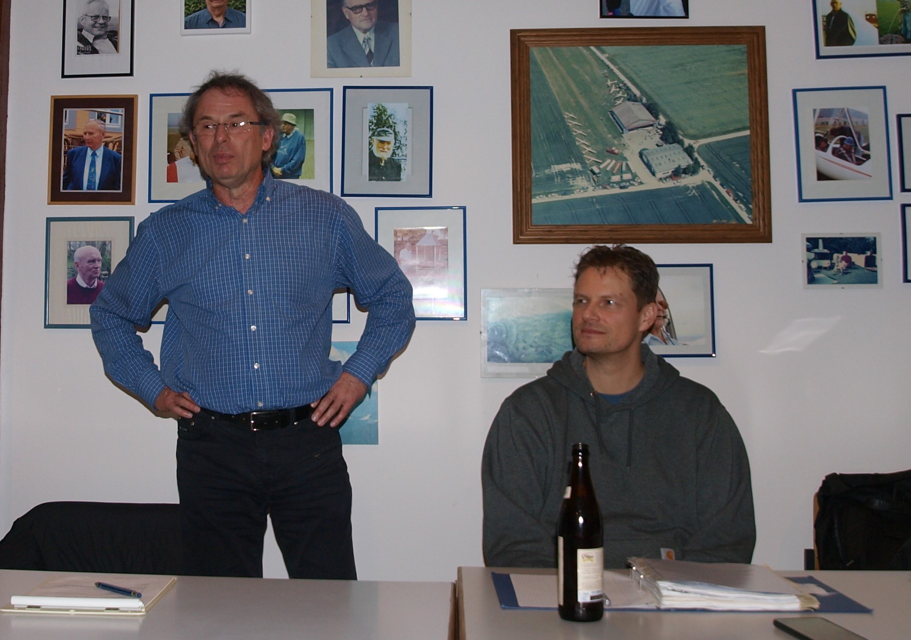 Der neue Vorsitzende des Luftsportvereins Hameln Klaus Preen und der Ausbiuldungsleiter Martin Pehlke. Foto: pr