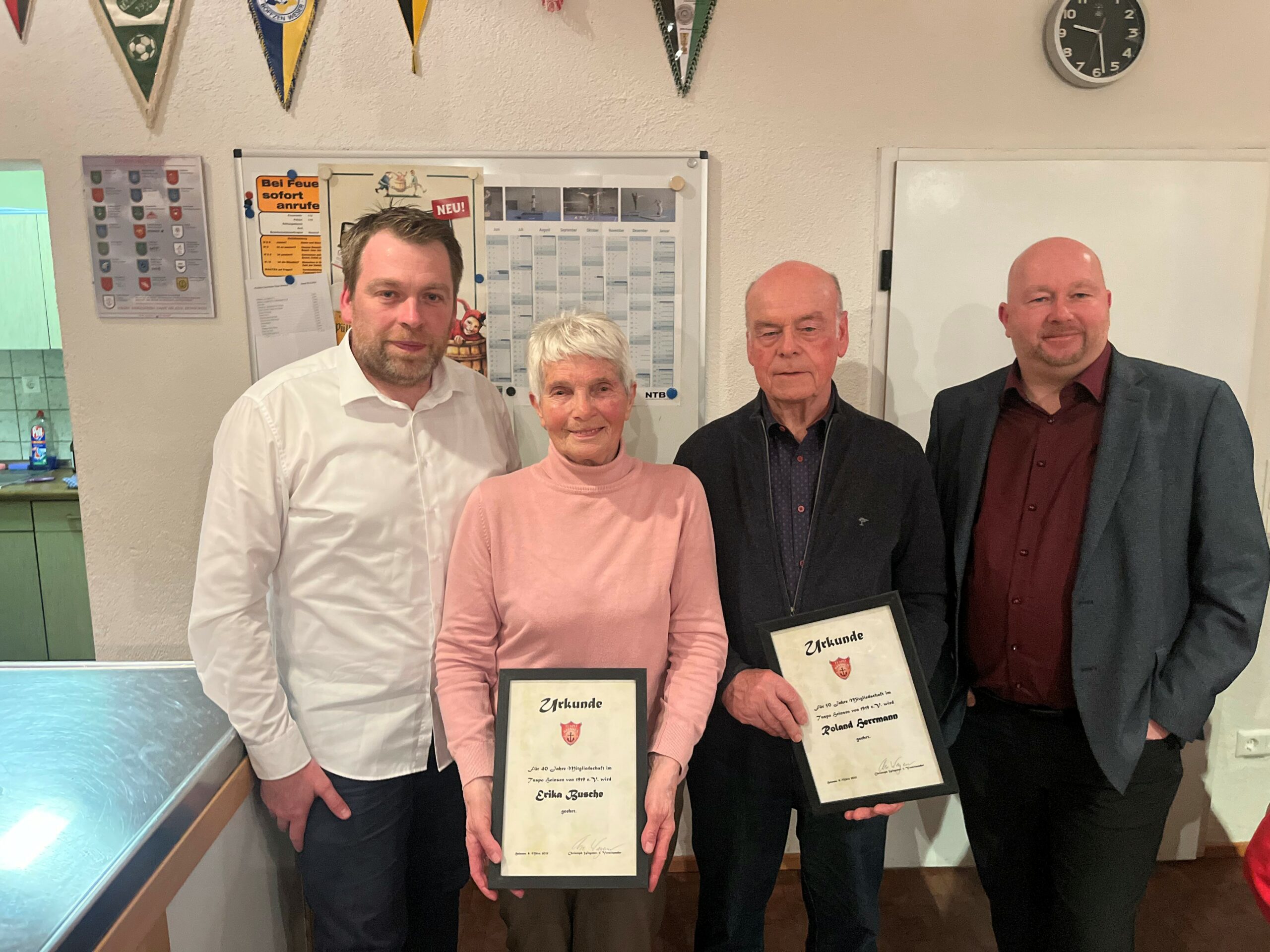 Der erste Vorsitzende Christoph Wagener (rechts), sein Stellvertreter Benedikt Warnecke (links) mit den Geehrten Erika Busche und Roland Herrmann. Foto: pr.